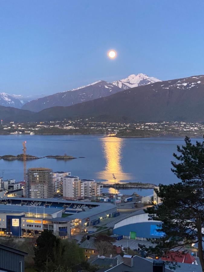 Great Place With View To The Mountains And Fjord Ålesund Exteriör bild