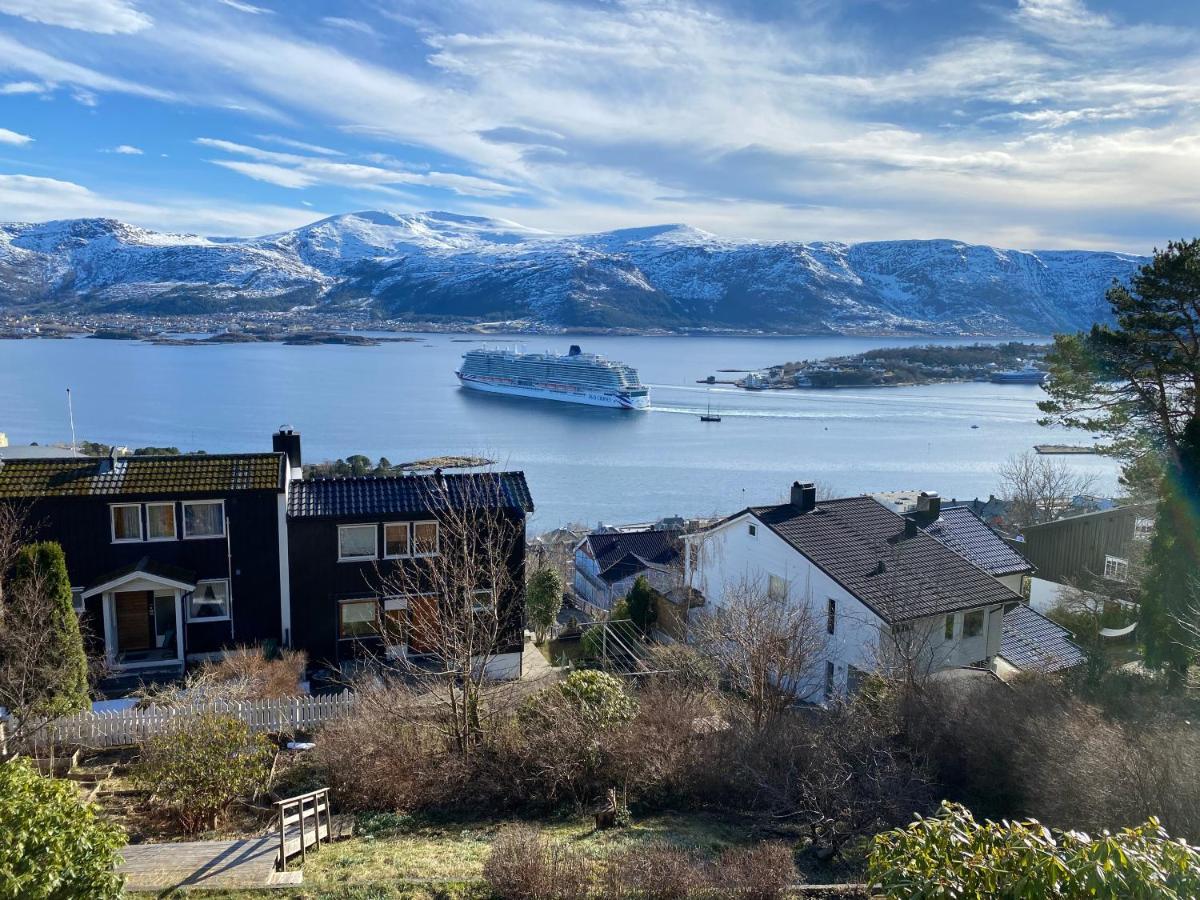 Great Place With View To The Mountains And Fjord Ålesund Exteriör bild