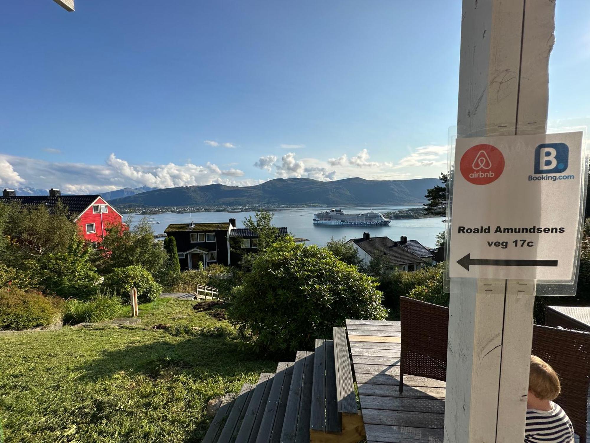 Great Place With View To The Mountains And Fjord Ålesund Exteriör bild