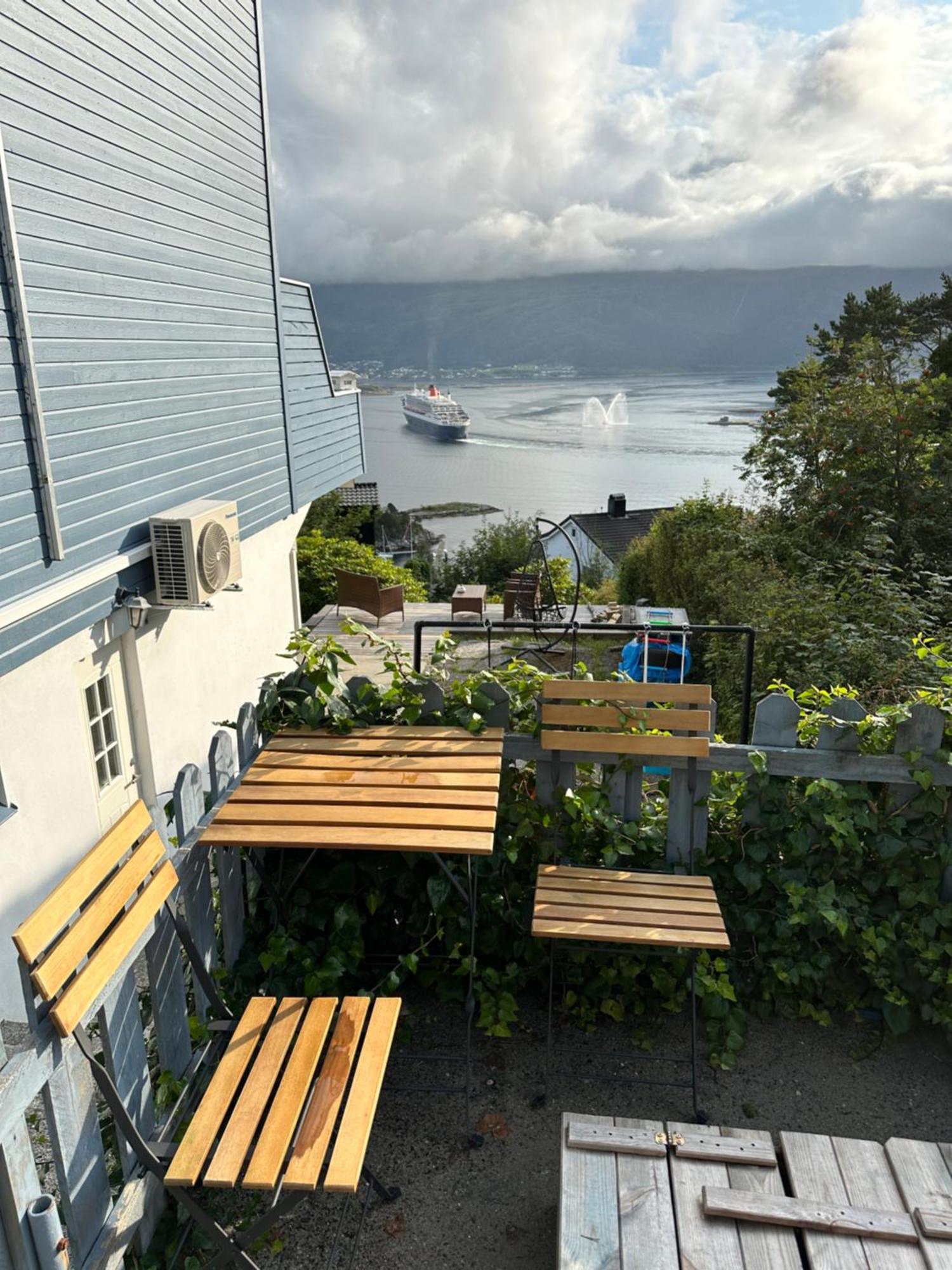 Great Place With View To The Mountains And Fjord Ålesund Exteriör bild