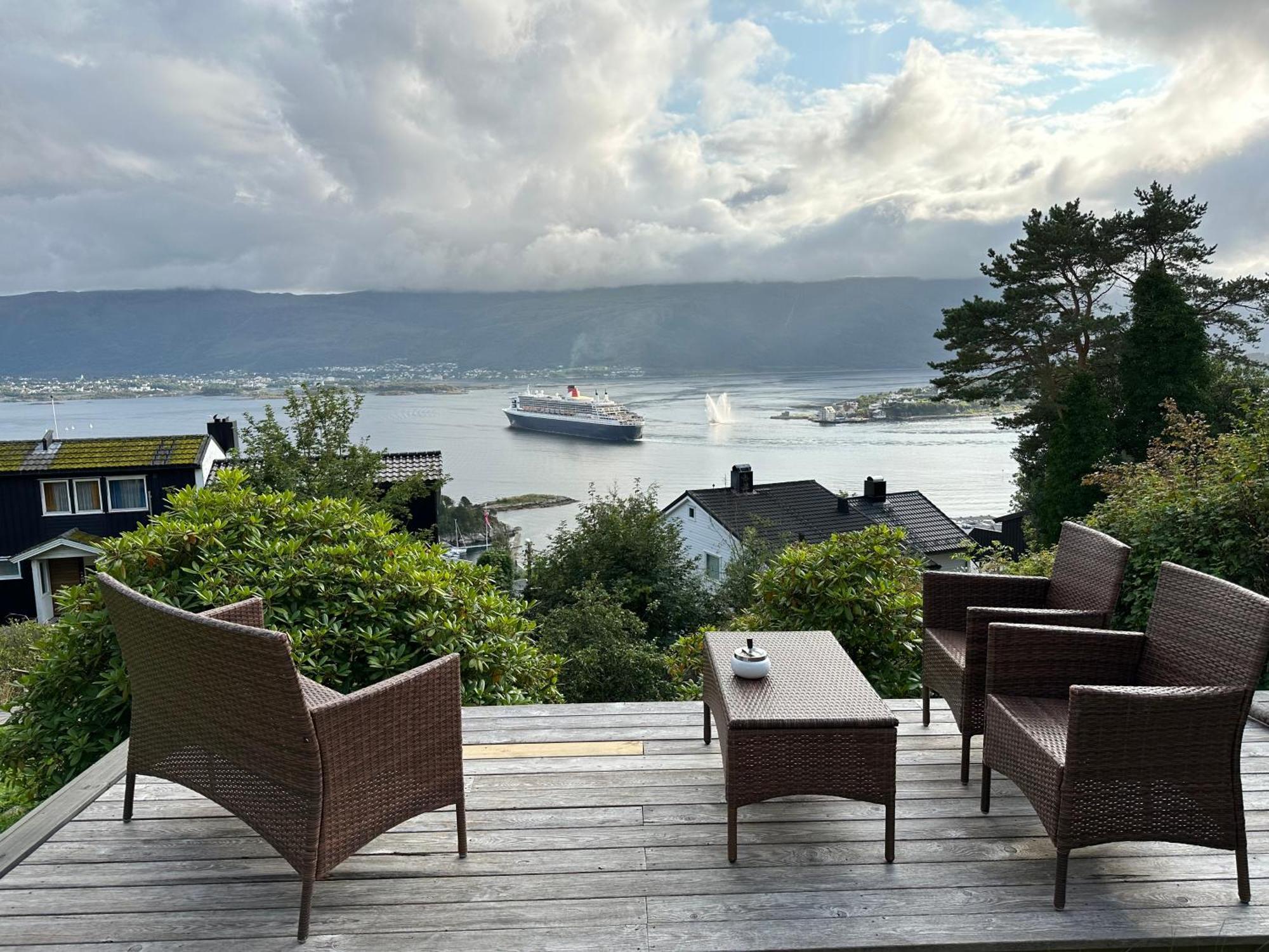 Great Place With View To The Mountains And Fjord Ålesund Exteriör bild